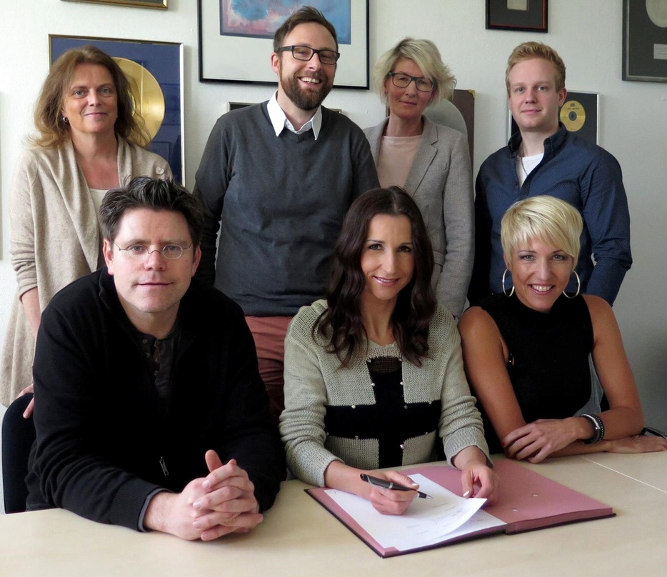 Bei der Vertragsunterzeichnung (vorn, von links): Frank Haberland (Head Of A&R und Promotion DA Music), Anita und Alexandra Hofmann sowie (hinten, von links) Martina Lohmeyer (DA Music Pro...
