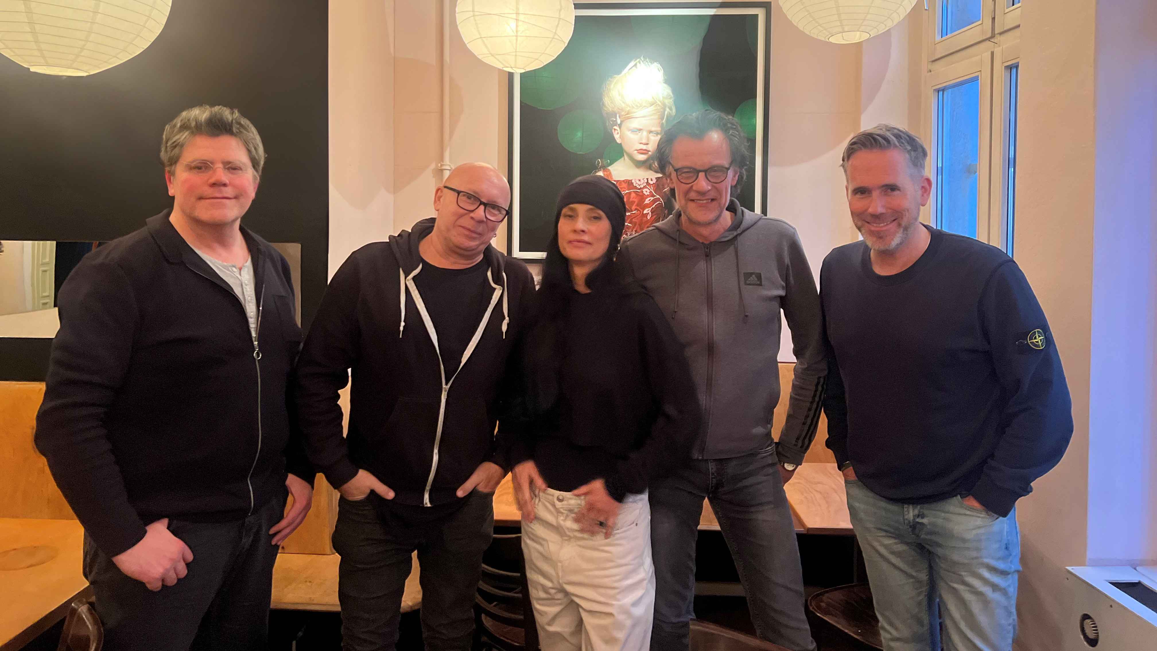 Bei der Vertragsunterzeichnung in Berlin (von links): Frank Haberland (Head of A&R und Promotion More Music), Hendrik Röder, Jana Groß und Andy Birr (alle Bell Book & Candle) und Elmar Bra...