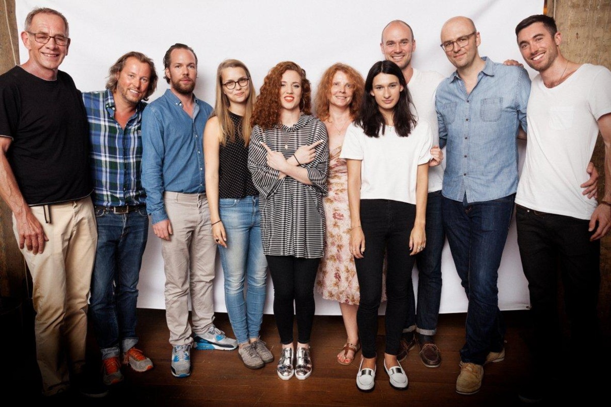 Beim Auftritt in Hamburg mit dabei (von links): Roy Eldridge (Management), Benedikt Loekes und Fabian Drebes (beide Warner Music), Lena Jochimsen (Neuland Concerts), Jess Glynne, Manuela K...
