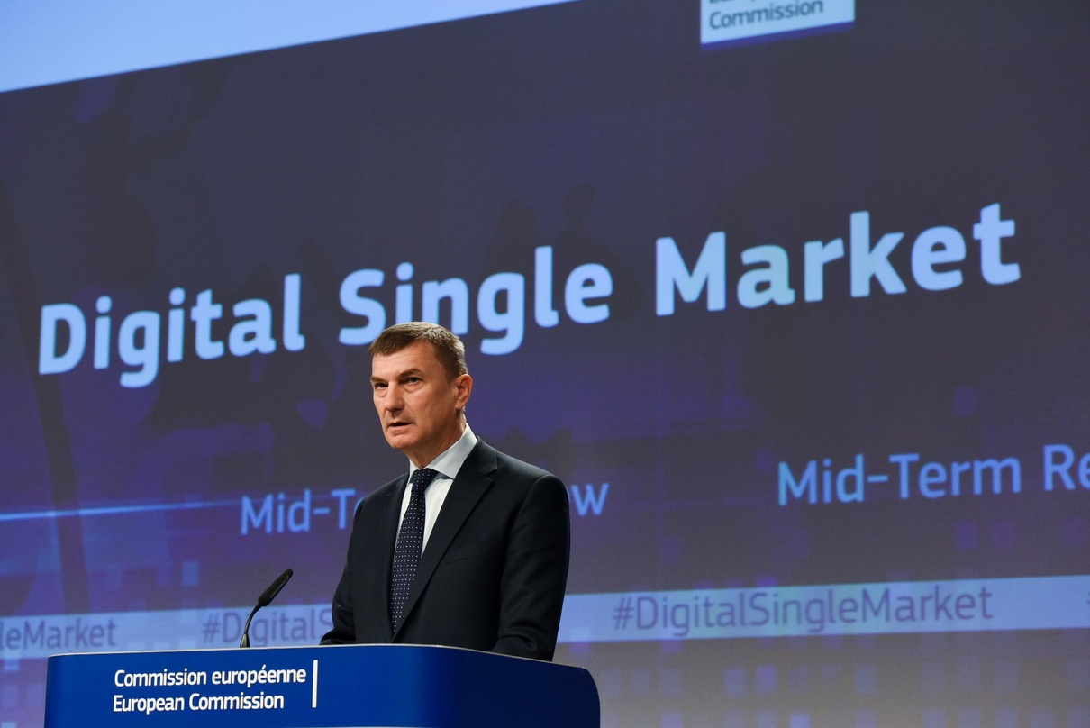 Will Onlineplattformen als verantwortungsvolle Akteure in einem fairen Ökosystem sehen: Andrus Ansip bei der Vorlage seines Zwischenberichts zum digitalen Binnenmarkt