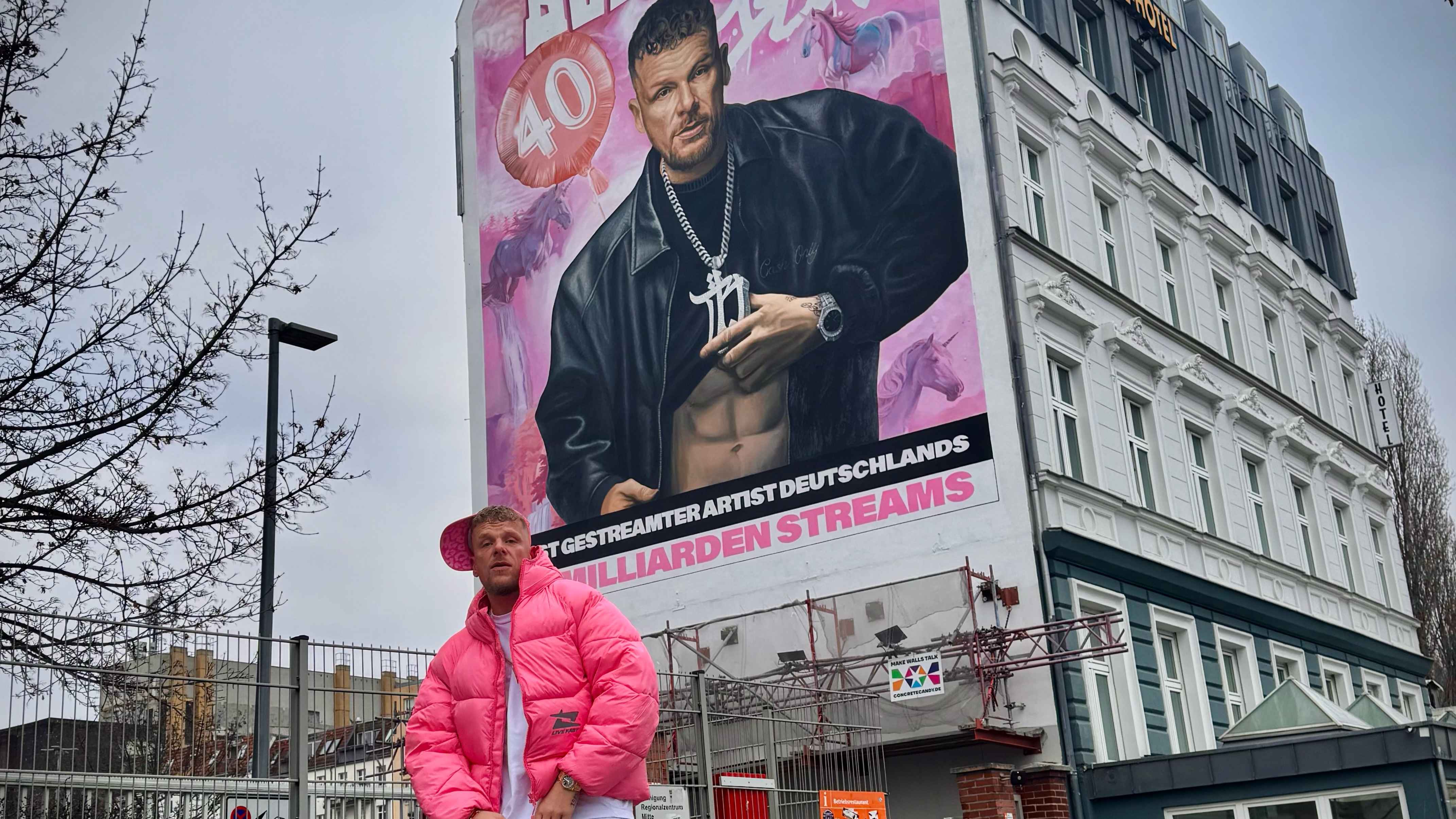 Vor seiner Wandverzierung in Berlin: Bonez MC.
