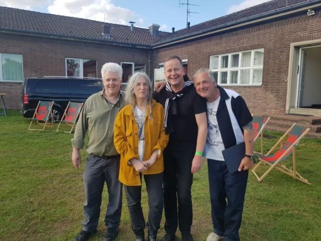 Trafen sich im Umfeld des Rekordkonzerts in Berlin (von links) Berthold Seliger, Patti Smith, Berlins Kultursenator Klaus Lederer und der örtliche Veranstalter Thomas Spindler (Trinity Music)