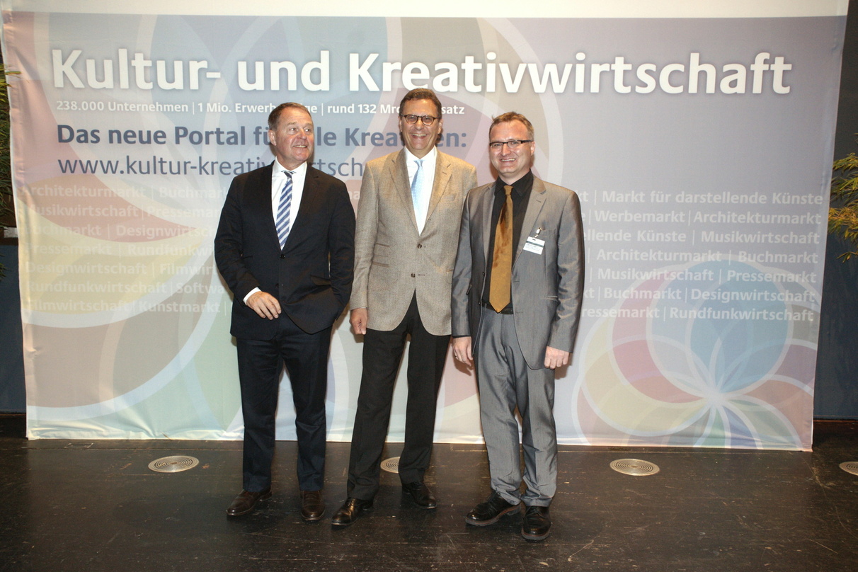 Eröffneten das Regionalbüro (v.l.n.r.): Staatsminister
Wolfgang Heubisch, Staatssekretär Hans-Joachim Otto und Büroleiter Jürgen Enninger