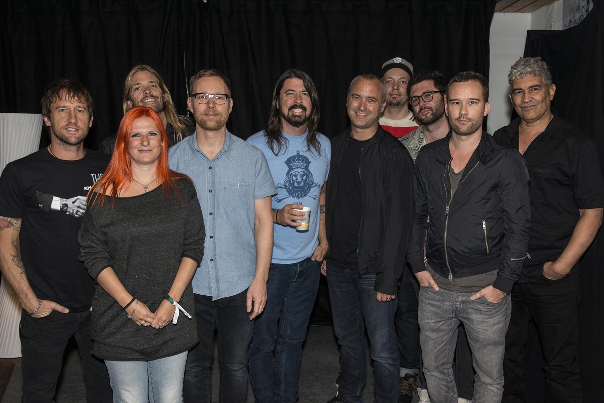 Trafen sich zum deutschen Tourauftakt in Hamburg: die Foo Fighters mit ihrem Team von Sony Music