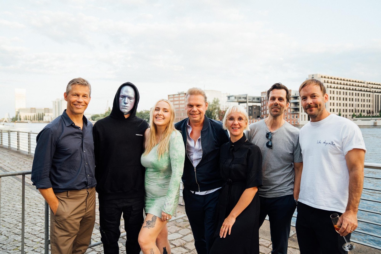 Mit dabei bei der Summer Party waren unter anderem (von links): Frank Briegmann (Chairman & CEO Central Europe and Deutsche Grammophon, Universal Music), die Künstler:innen Glockenbach und...