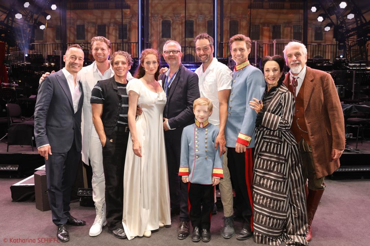 In Wien (von links): Christian Struppeck (Vereinigte Bühnen Wien), Mark Seibert, David Jakobs, Pia Douwes (alle Darsteller), Gil Mehmert (Regie), Simon Eichenberger (Musical Staging), Phil...