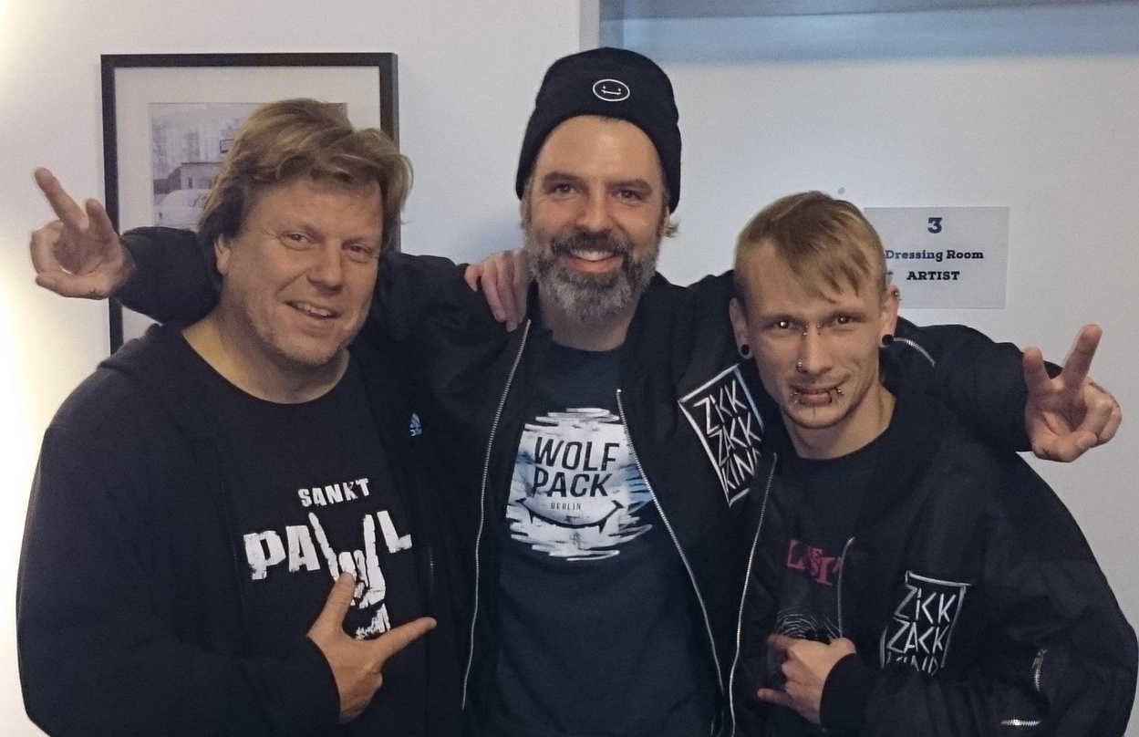Alte Liebe rostet nicht, lassen die wiedervereinten Partner wissen (von links): Jochen Richert (Geschäftsführer Soulfood), Danny Bokelmann (Inhaber Wolfpack) und Dennis Kieschke (Labelmana...