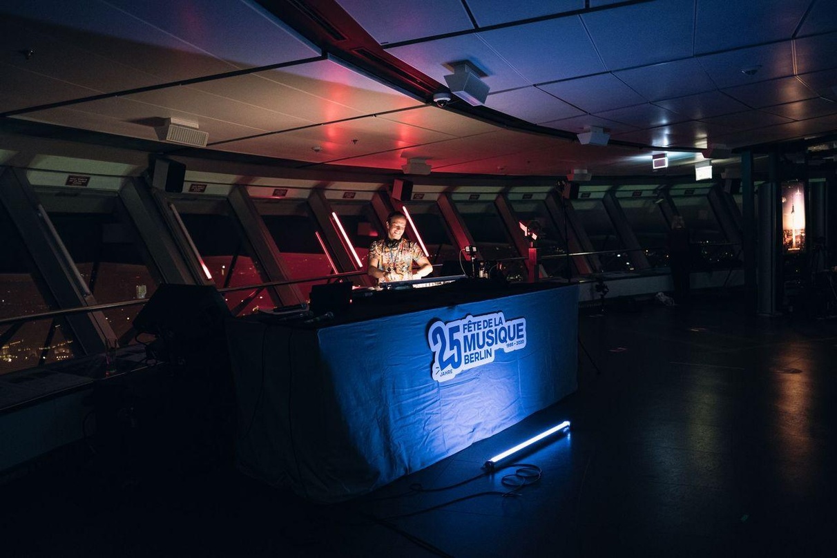 Bei seinem Livestream-Gig im Berliner Fernsehturm: Alle Farben