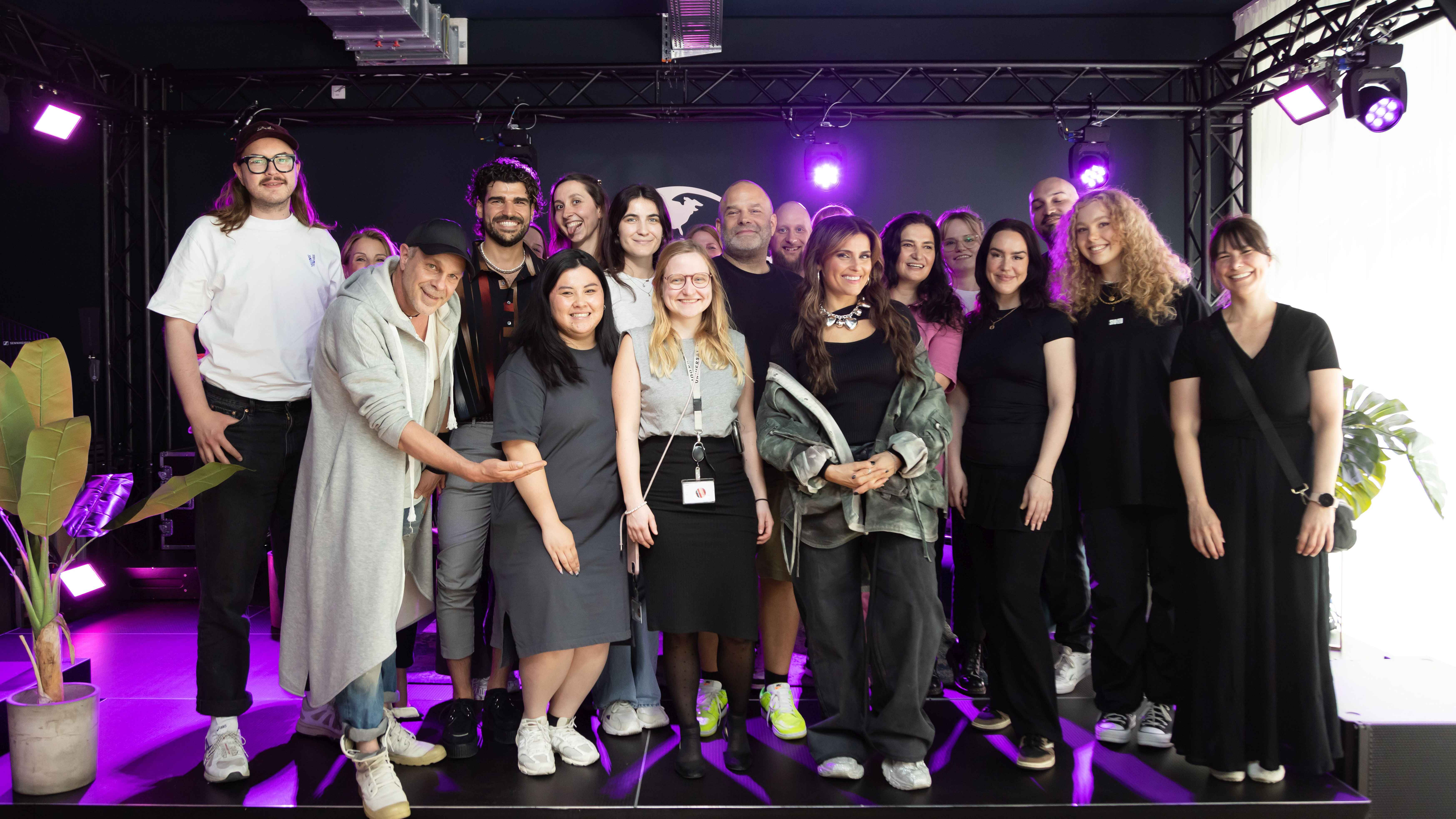 30084151 4176 416b bf51 ad12cae765d9 Für ein Gruppenfoto posierten (von links): André Hofer (Head of Podcast/Head of Creator Marketing Universal Music), Sandra Kolbeck (Manager TV Promotion Universal Music International), Sve...
