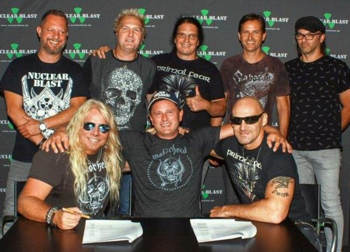 Freuen sich über das Wiedersehen (hinten, von links) Marcus Hammer (Label Manager Nuclear Blast), Tom Naumann (Primal Fear), Markus Wosgien (A&R / Head of Promotion Nuclear Blast), Yorck E...