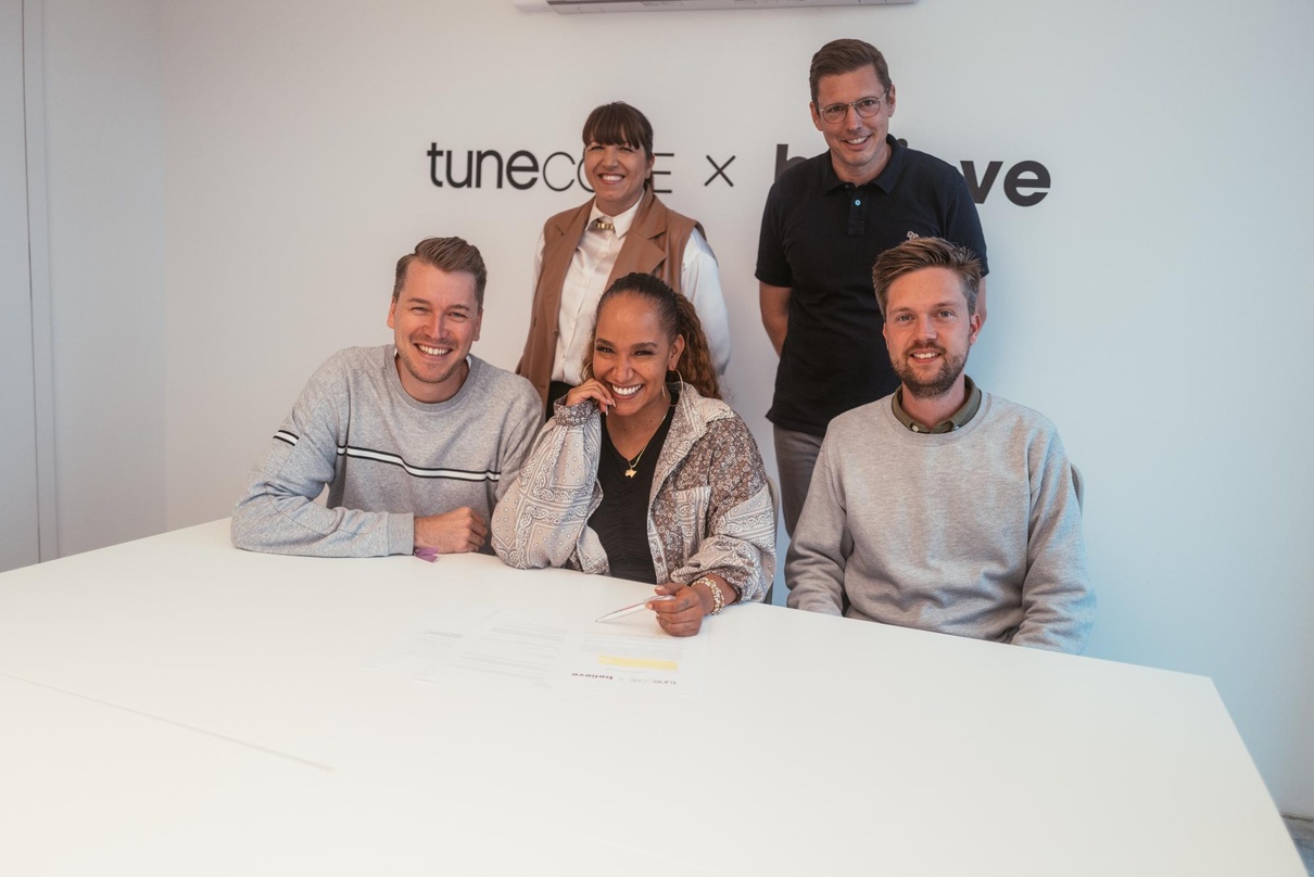 Arbeiten eng miteinander (von links): Colin Schrinner (Head of TuneCore Germany), Andreea Gleeson (CEO TuneCore), Aisha Vibes, Thorsten Freese (General Manager Believe Deutschland) und Cor...
