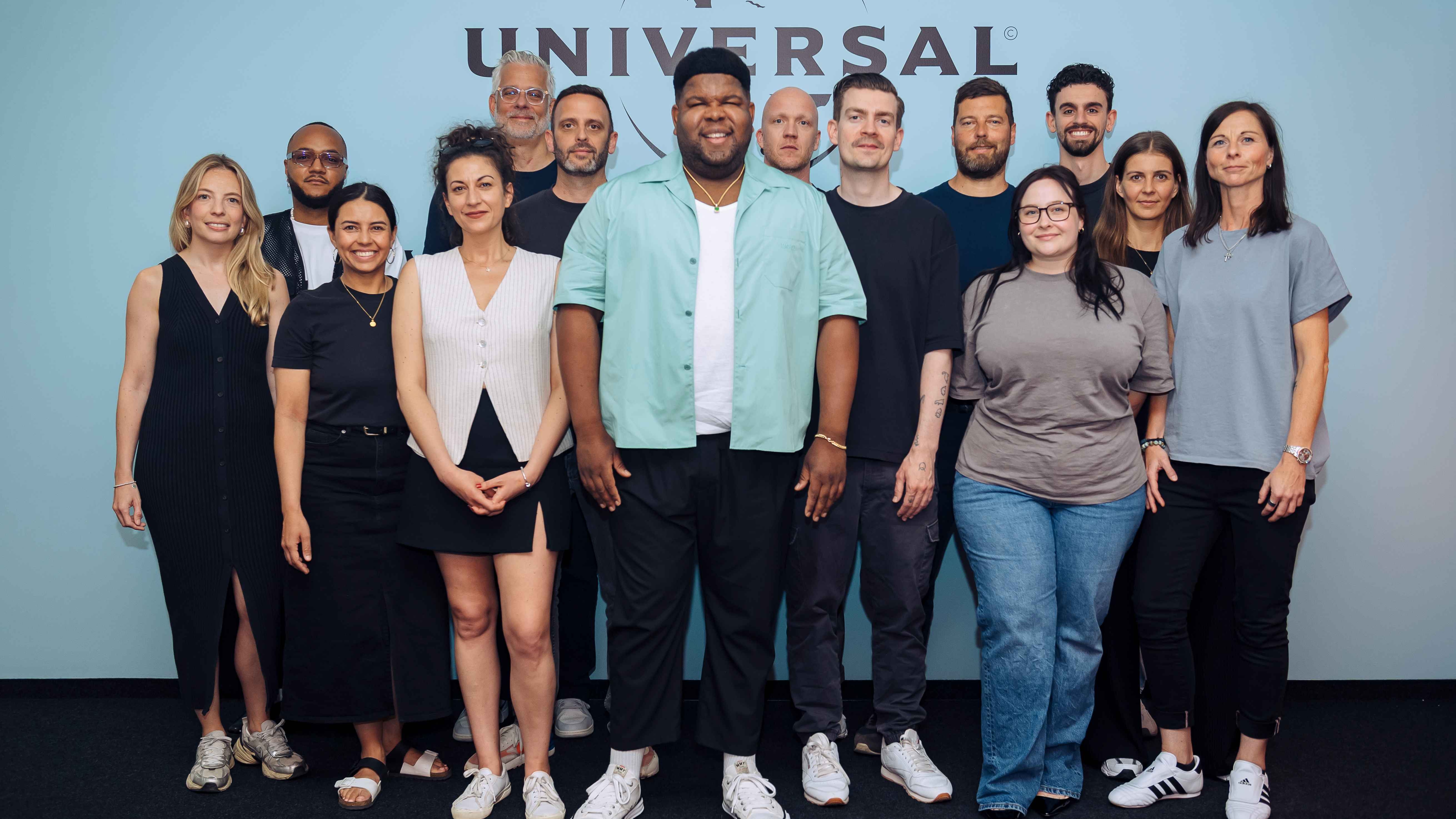 Freuen sich auf die neue Musik von Ray Dalton: Vorne stehen von links: Alice Vizethum (Director International Marketing), Pamela Bürger (Senior Product Manager), Illy Korda (Bam Bam Music)...