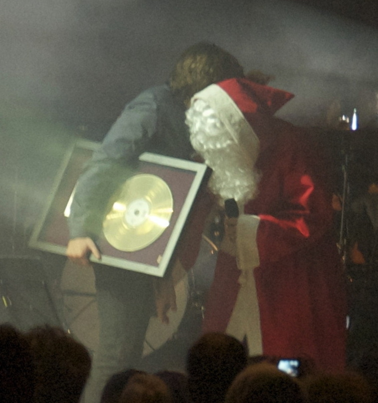 Verfrühte Bescherung: Philipp Poisel (l.) mit Gold-Award und Weihnachtsmann Lenz Hein
