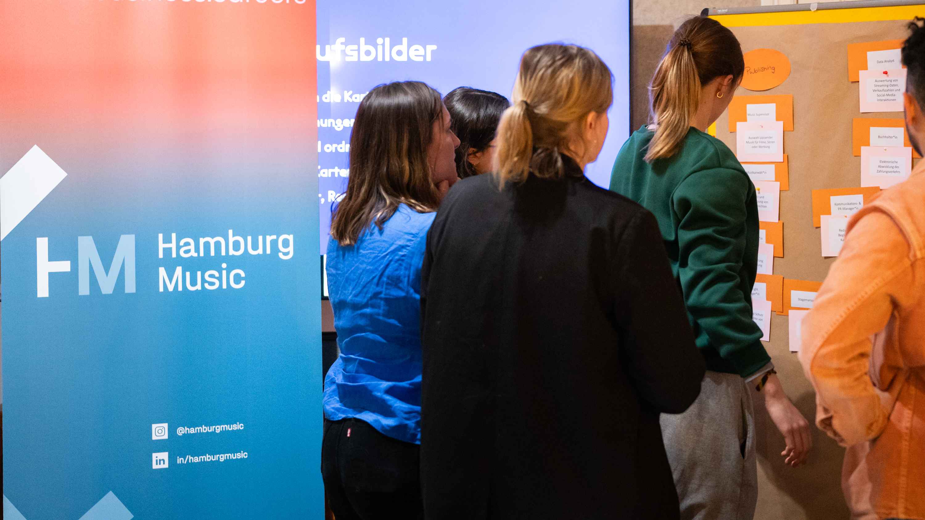 Informieren sich über Berufsbilder in der Musikbranche: Teilnehmende des Quereinstiegsprogramms von Hamburg Music.