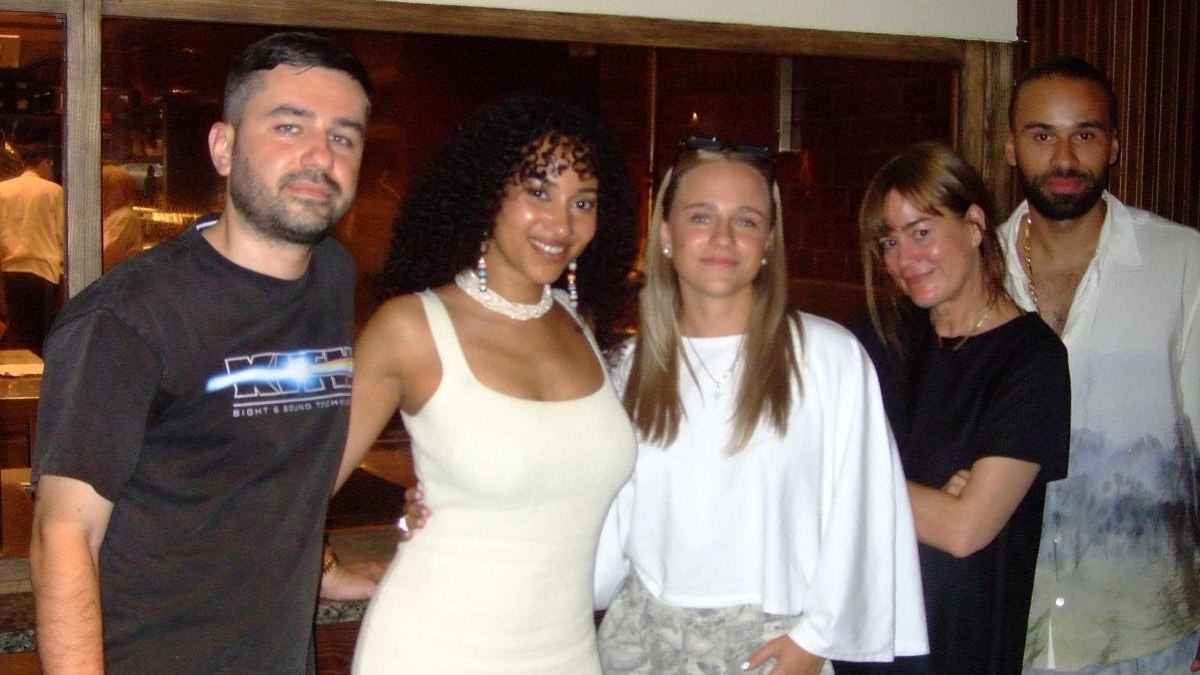 Arbeiten fortan zusammen (von links): Munib Zukic (Director A&R Warner Chappell Music Germany), Suena, Muezly, Natascha Augustin (Managing Director Warner Chappell Music Germany) sowie Lucry.