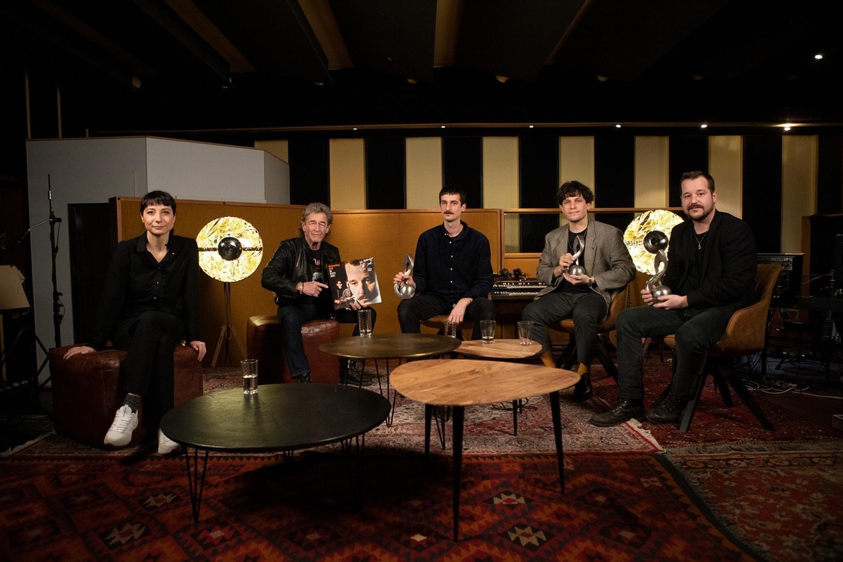 Gewannen 2021 in der Kategorie "Nachwuchspreis (Sparte U)": International Music mit Moderatorin Nina "Fiva" Sonnenberg (links) und Peter Maffay (zweiter von links)