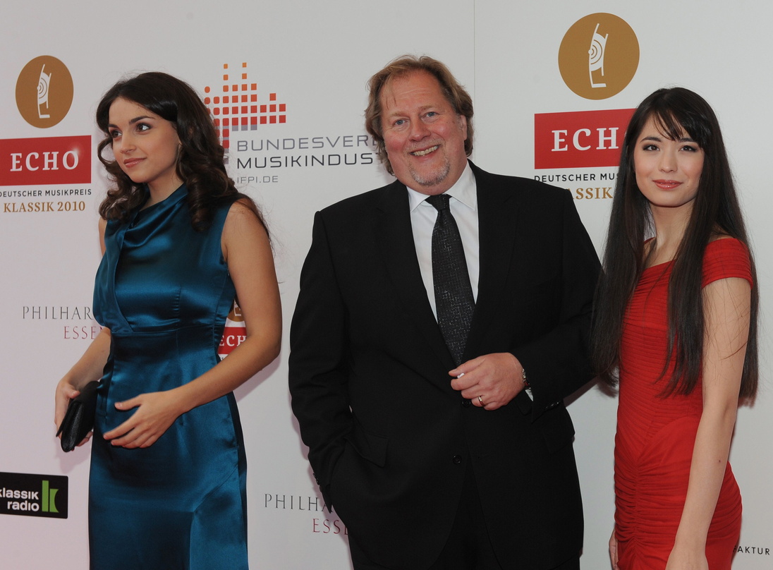 Lässt nichts auf den Echo Klassik kommen: Dieter Gorny, hier bei der Echo-Verleihung in Essen zwischen den Preisträgerinnen Olga Scheps (l.) und Alice Sara Ott