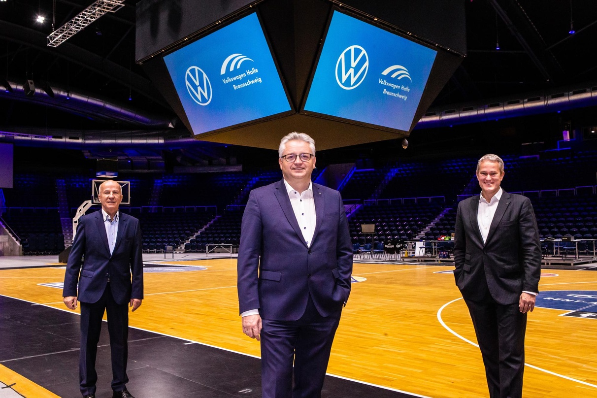 Freuen sich auf die Fortsetzung der Zusammenarbeit: die Vertragspartner (von links) Klaus Wendroth, Stephan Lemke und Holger B. Santel in der Volkswagen Halle Braunschweig