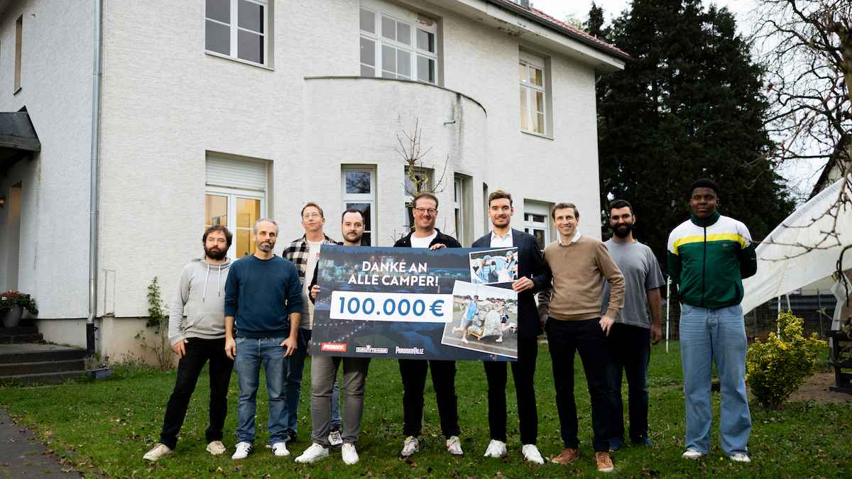 Bei der Spendenübergabe in Der Villa in Köln (von links): Rosé Diaz de Leon (Musiklehrer der Einrichtung Die Villa), Gregor Mink (Leiter der Kinder- und Jugendeinrichtung Die Villa), Chris...