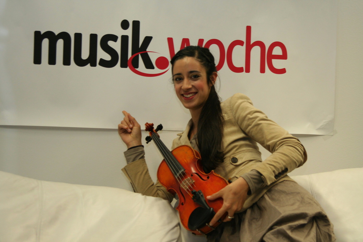 Beim Besuch auf der MusikWoche-Couch brachte sie die Geige mit: Graziella Schazad