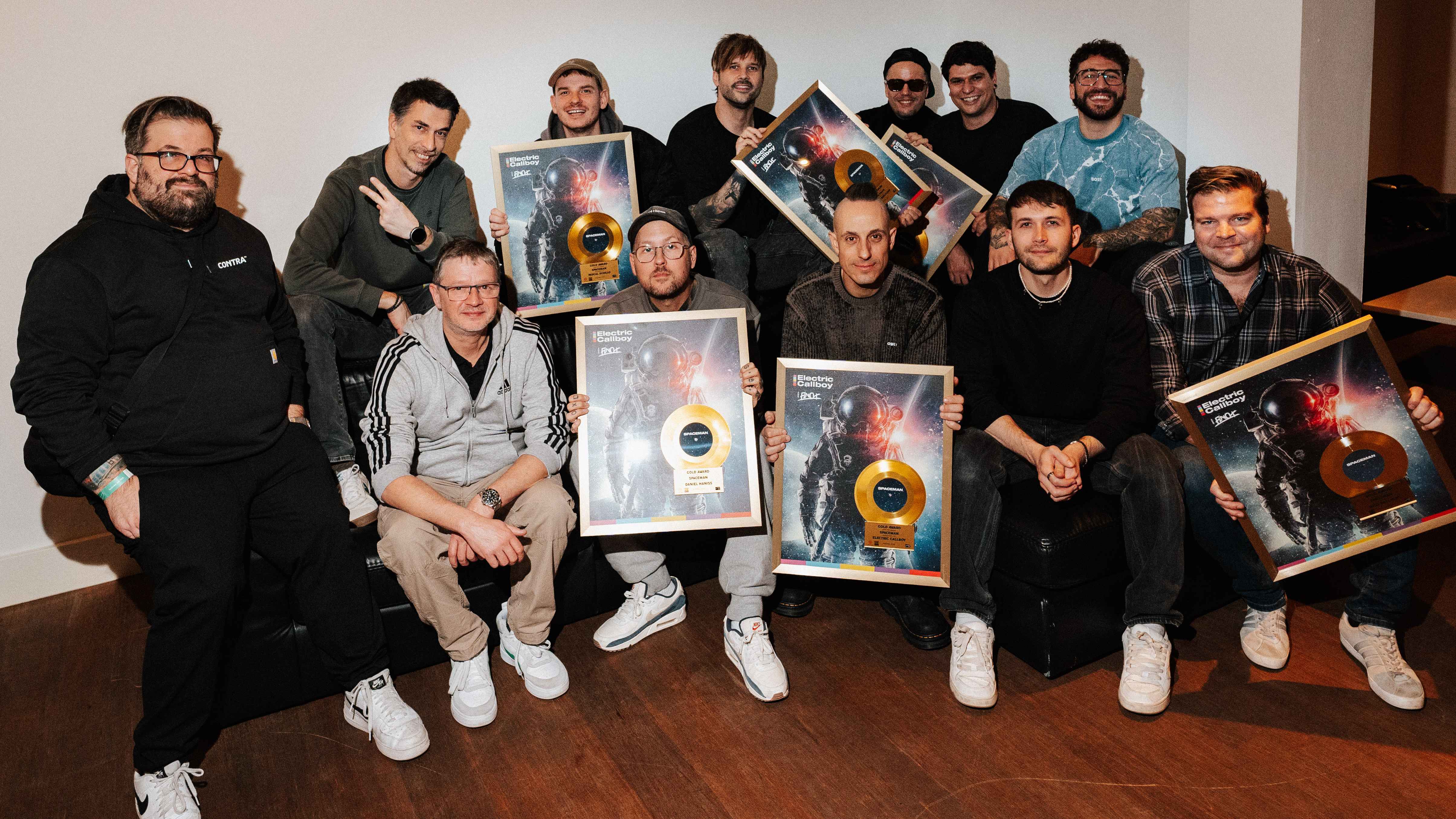 Feierten gemeinsam "Tanzneid" in Wien (hinten, von links): Robert Krigovszky (Sony Music Austria), Pascal Schillo, Kevin Ratajczak, Daniel Klossek (alle Electric Callboy), Dennis Moll (Cen...