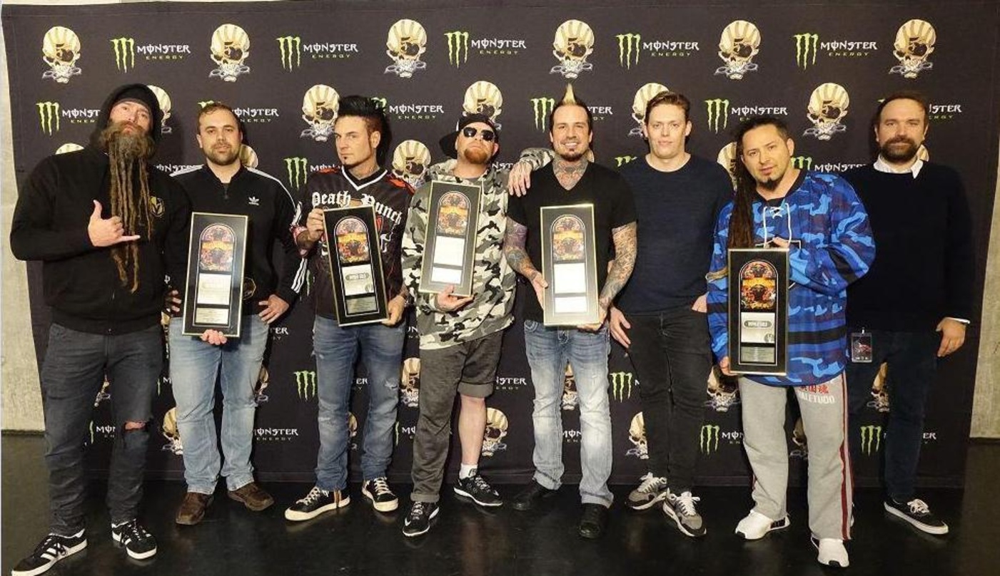Feierten in Berlin (von links): Chris Kael (Bass), Björn Meyer (Eleven Seven Music/Odyssey Music), Jason Hook (Guitar), Ivan Moody (Vocals), Jeremy Spencer (Drums), Victor Lang (Eleven Sev...