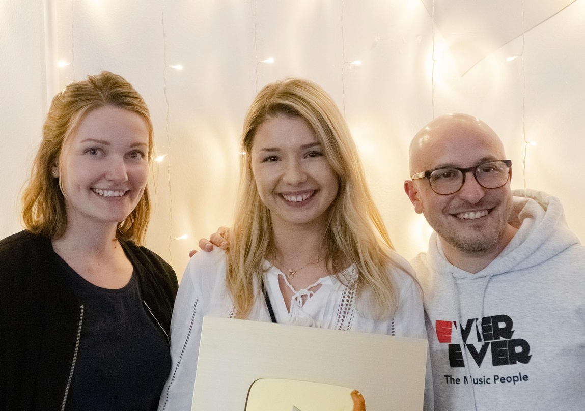 Bei der Übergabe des Gold Creator Awards (von links): Marie Petters (Head of Marketing, Ever Ever Music), Nicole Cross und Carmelo Lo Porto (Managing Director, Ever Ever Music)