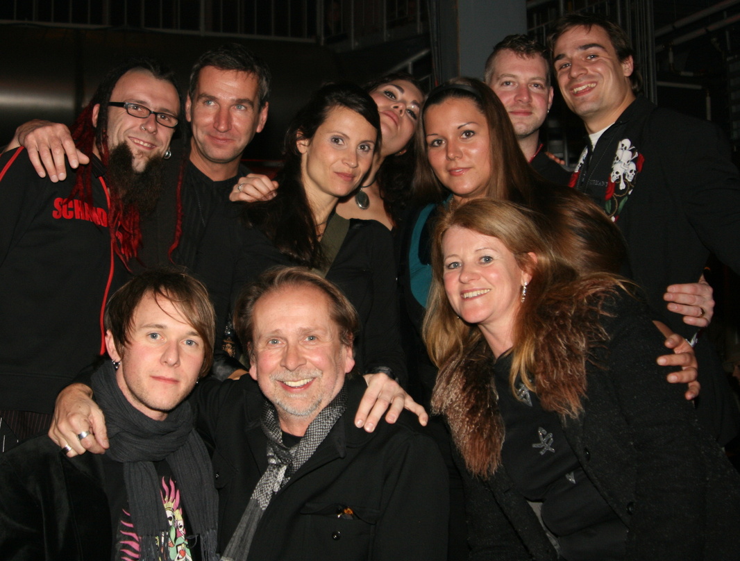 Nach dem Auftritt: Schandmaul und ihr Team||Feierten gemeinsam auf der Aftershowparty (hinten, v.l.n.r.): Benni Cellini (Letzte Instanz, Gastmusiker), Tom Büscher (F.A.M.E), Birgit Muggent...