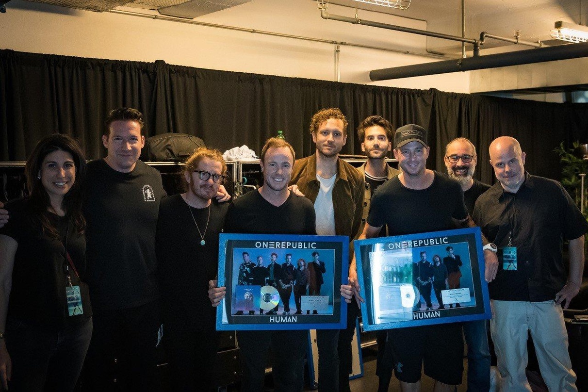 Bei der Edelmetallvergabe in Zürich: OneRepublic und die Delegation von Universal Music Schweiz