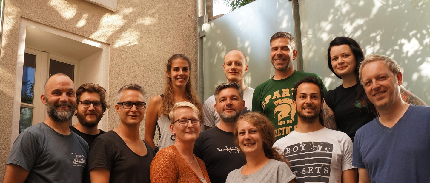 Präsentieren sich mit größerer Teamstärke (hinten, von links): Jule Müller, Marius Bornmann, Florian Böhlendorf und Kristina Rosenbusch sowie (vorn) Kristof Belizcey, Simon Stücker, Floria...