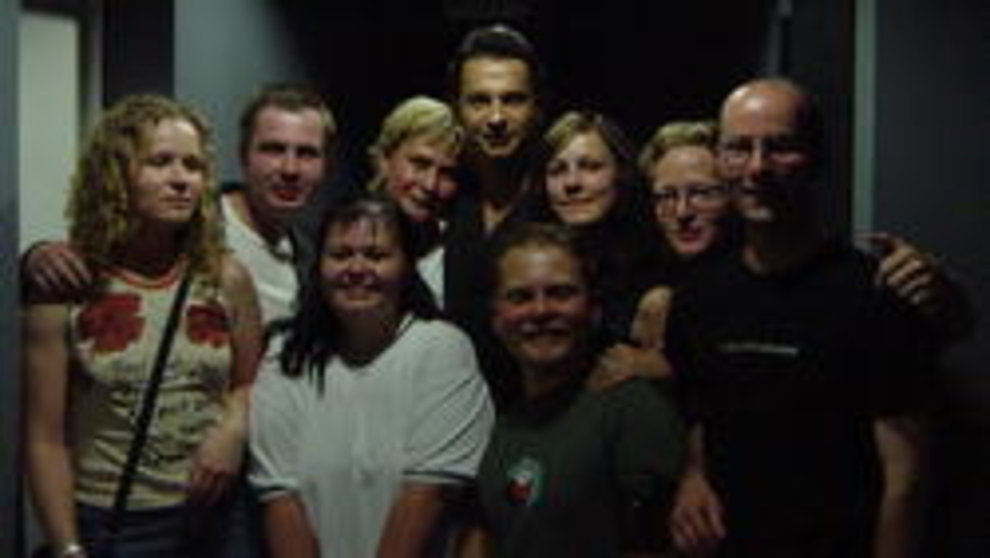30a8c02a9d6cbb211c9b78edaa1f5f23e1c1560dd435fc0d1aaf0117954dc2d0 So werden Charts-Platzierungen gefeiert: Dave Gahan gestern inmitten seiner Fans