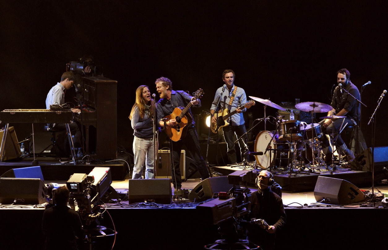 Magischer Moment beim Jubiläum von Haldern Pop 2013: Glen Hansard singt "Falling Slowly" mit Festivalbesucherin