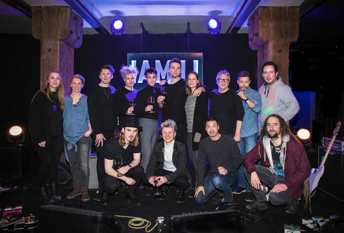 Stießen in Hamburg auf die Zukunft an (hinten, von links): Annika Stannies (Coordinator Marketing WME), Jessica Liepelt (Marketing digital & Content Manager WME), die Musiker Uffe Dalskow,...