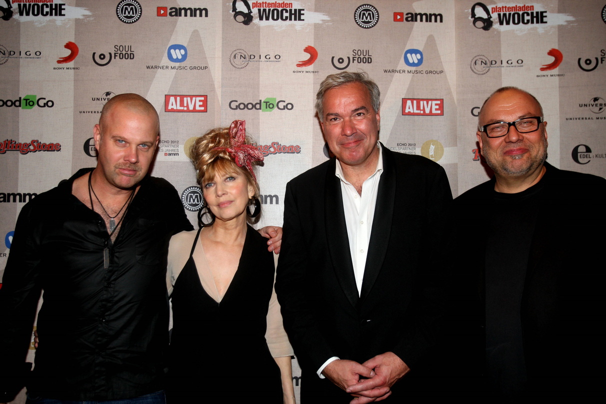 Trafen sich zum Auftakt der Plattenladenwoche 2013 im Mojo Club (von links): Die Musiker Jacob Karlzon, Caro Josée und Stefan Gwildis sowie AMM-Geschäftsführer Jörg Hottas
