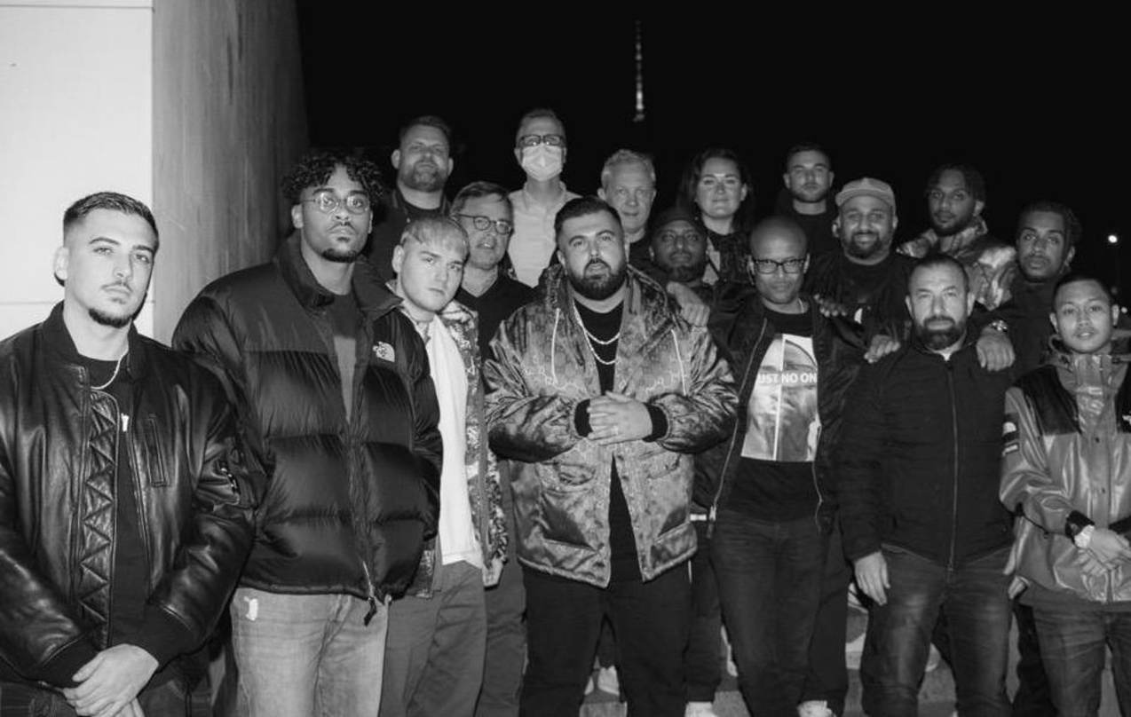 Feiern den Zusammenschluss: Summer Cem (vorn, 4. von links) mit Team