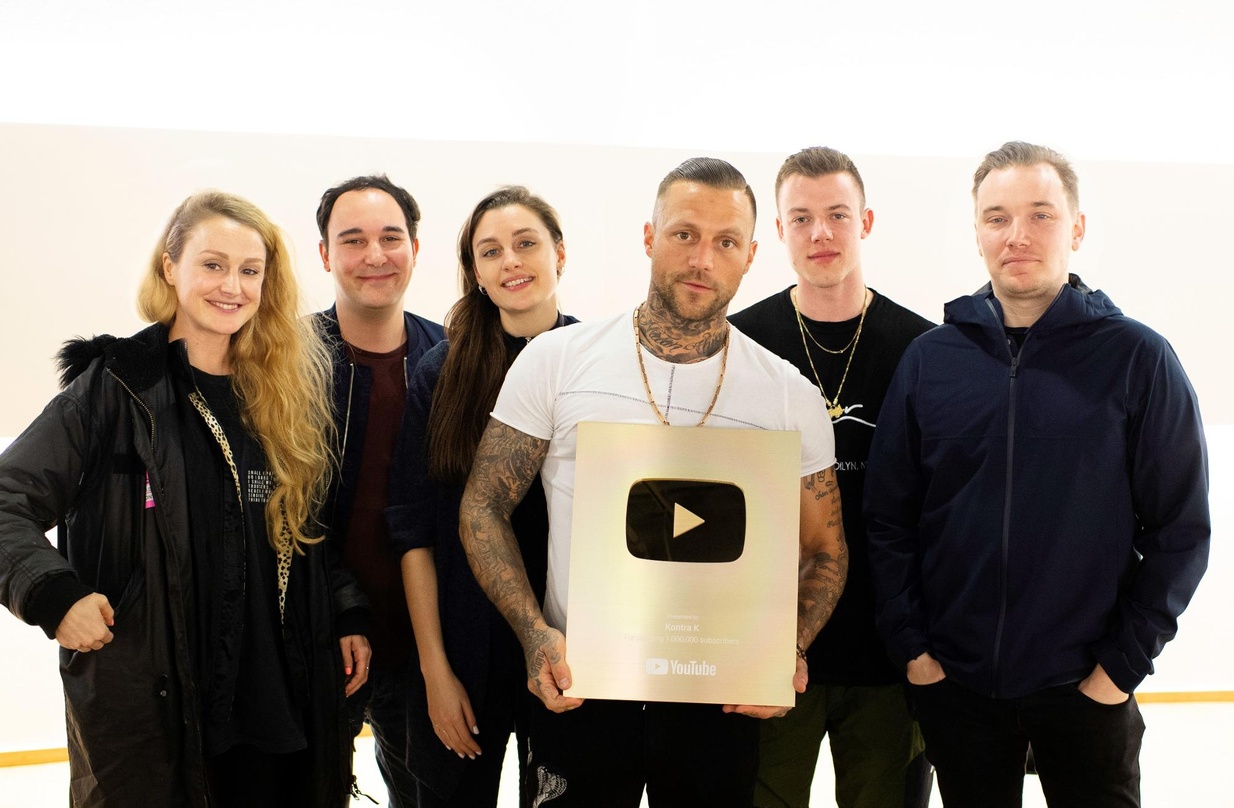 Ausgezeichnet für seine große Gefolgschaft auf YouTube: Kontra K (3. von rechts) und seine Gratulantenriege