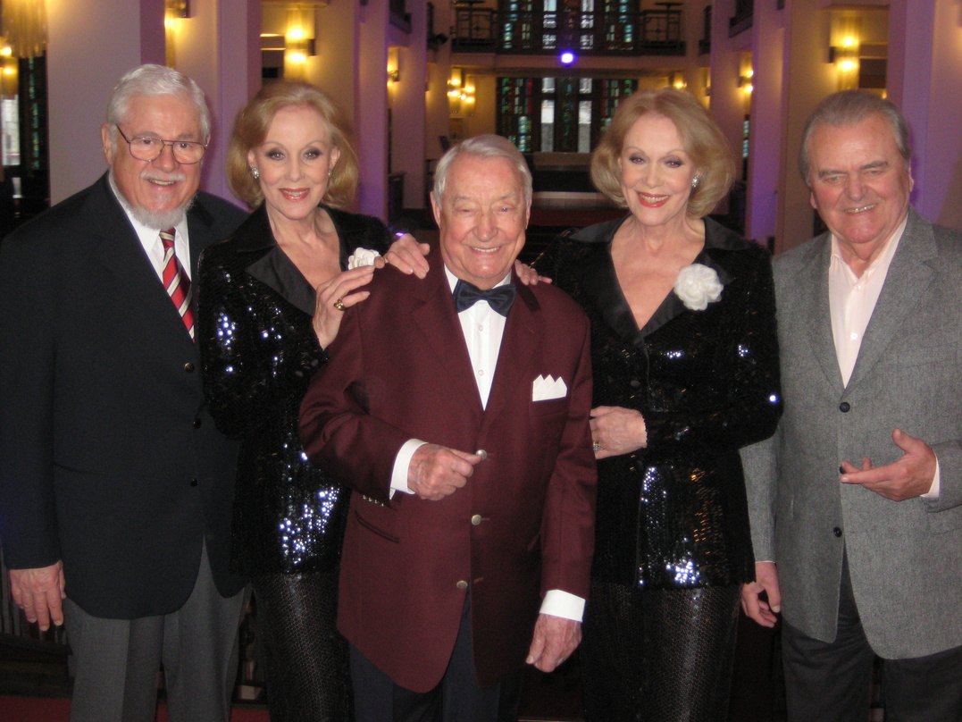 Zelebrieren den Swing (v.l.n.r.): Bill Ramsey, Ellen Kessler, Hugo Strasser, Alice Kessler und Max Greger