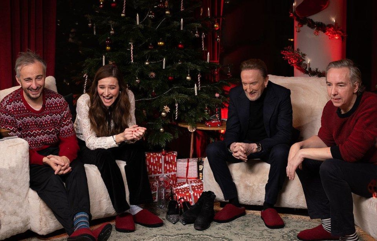 Kamen für den guten Zweck vor Mikrofon und Kamera zusammen (von links): Jan Böhmermann, Katrin Bauerfeind, Marius Müller-Westernhagen und Olli Schulz