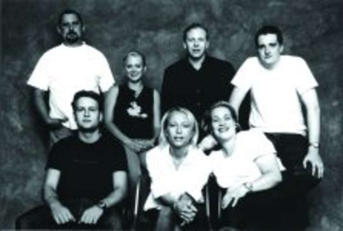 Wollen Bender Records etablieren: das Team der Plattenfirma mit Christina Bender (vorn, Mitte) und Wolfgang Bender (hinten, 2.v.r.)