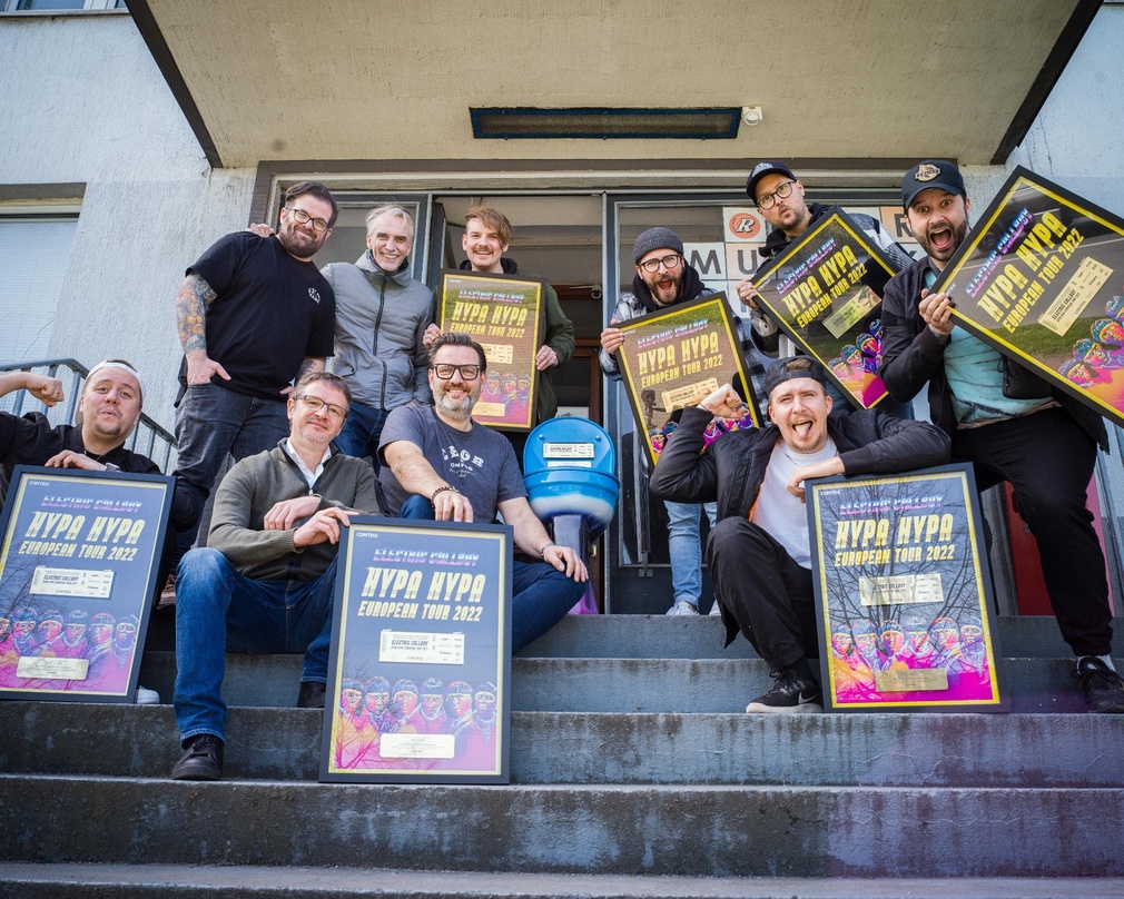 Freuen sich auf die Europatour in ausverkauften Hallen: Electric Callboy und die Partner von Contra Promotion und Exact Management