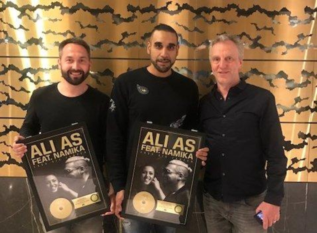 Bei der Gold-Verleihung in München mit dabei (von links): Sebastian Winkler (Management Ali As), Ali As und Konrad von Löhneysen (Managing Director, Head of A&R Embassy of Sound and Media)