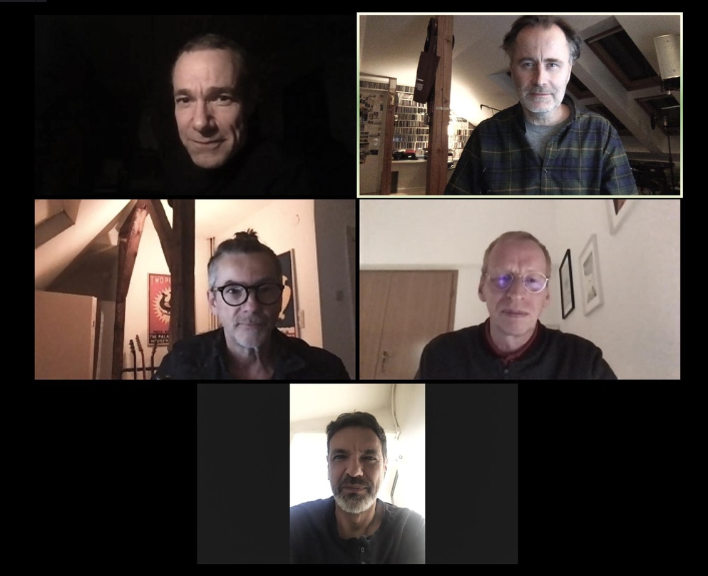 Beim Vertragsabschluss (oben, von links) Stefan Rager und Dirk Darmstaedter (beide Jeremy Days) sowie (mittlere Reihe) Jörn Heilbut (Jeremy Days) und Dirk Mahlstedt (Künstlerhafen) sowie (...