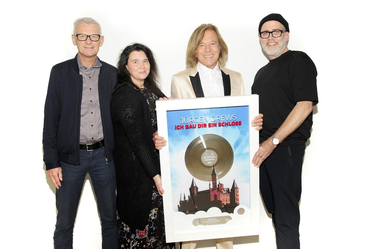 Erfreut über Platin (von links): Jörg Hellwig, Christine Knoche, Jürgen Drews und Marco Lorbach