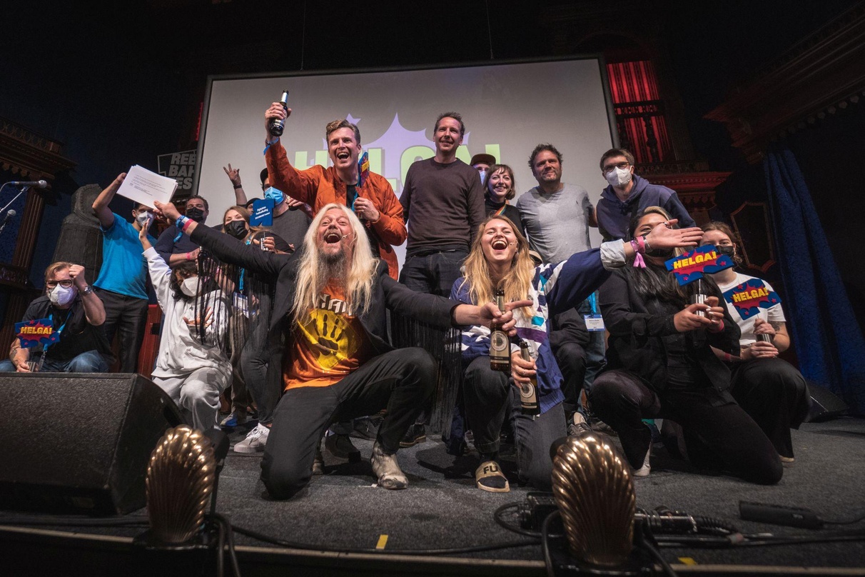 Im Imperial Theater: die Gewinner und Moderatoren der achten Helga Awards: