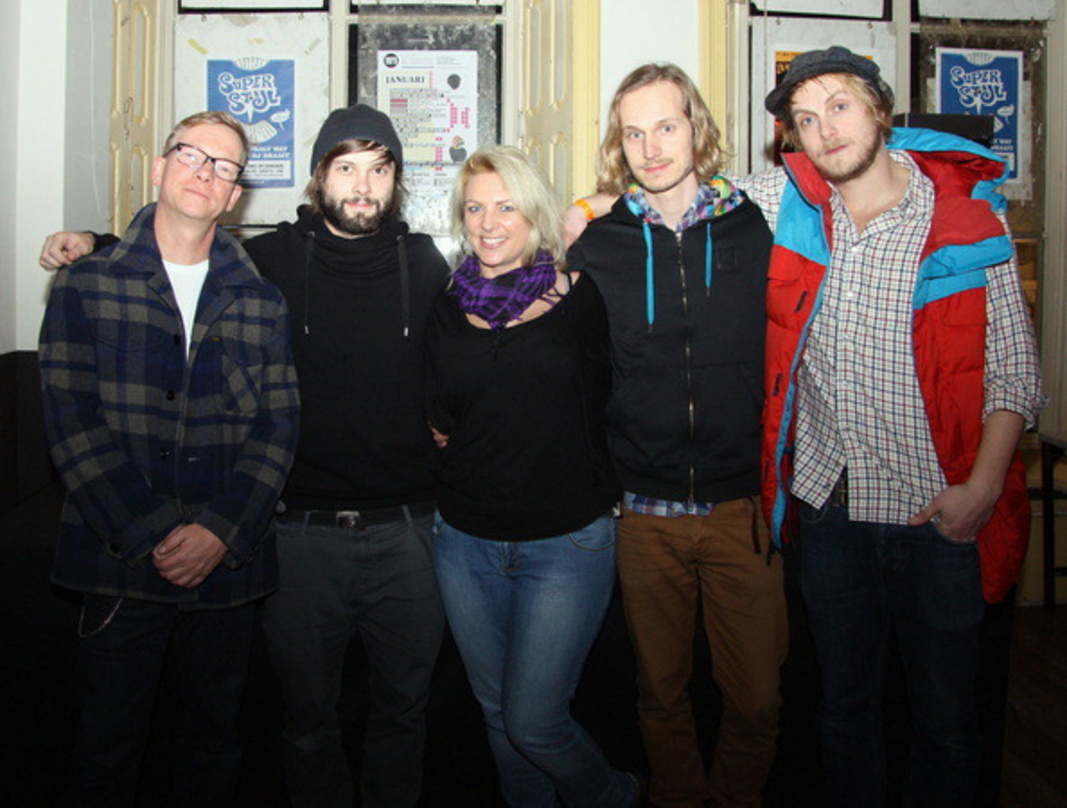 Nahmen sich nach dem Eurosonic-Auftritt Zeit für ein MusikWoche-Foto (von links): Ingo Beckmann (Booking Target), Matthäus Weber (Steaming Satellites), Biggi Dinter (Management), Emanuel K...