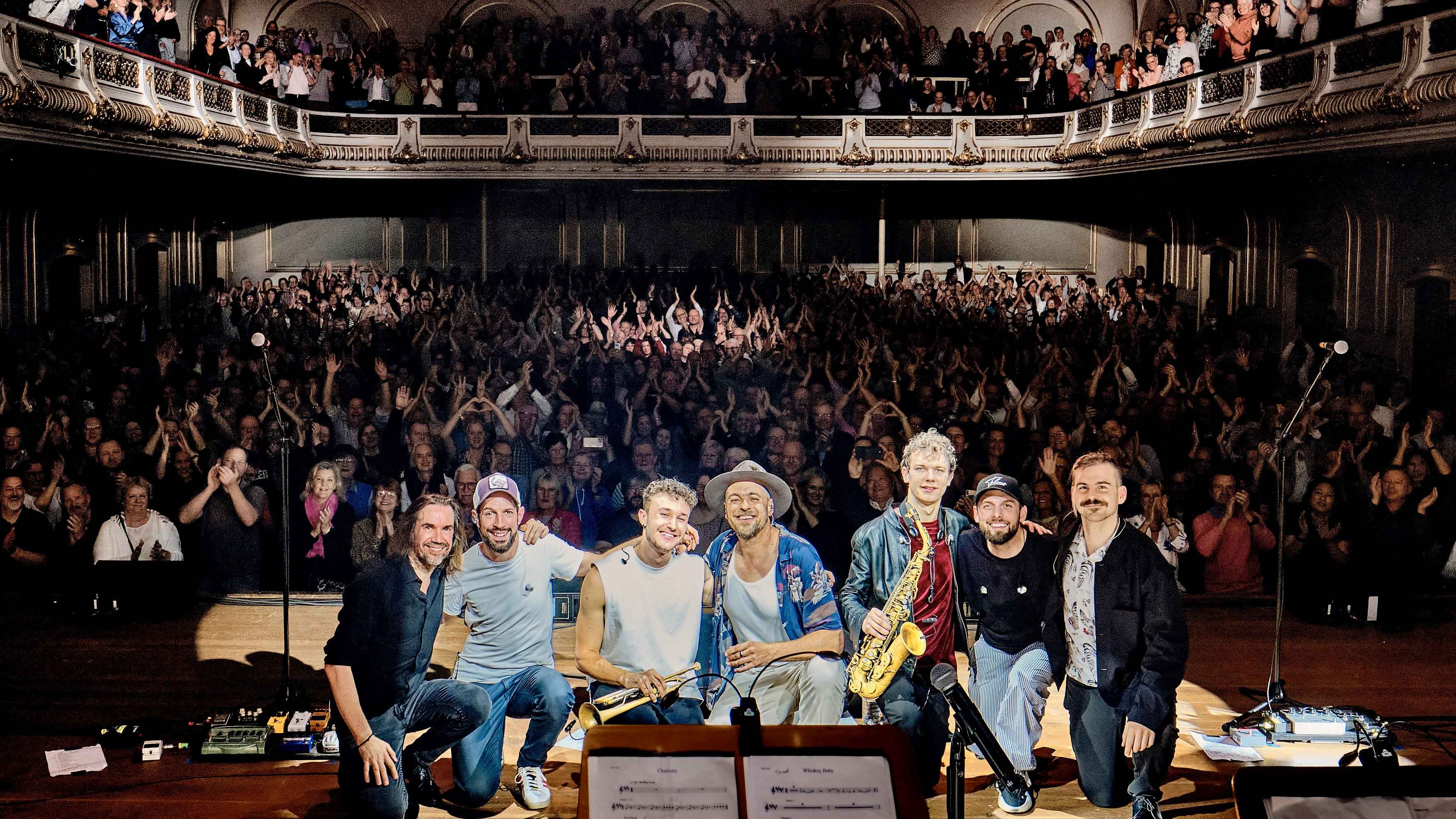 Feierten den Tourabschluss in Berlin (von links): die Musiker Justin Balk, Nick Flade, Jakob Bänsch, Max Mutzke, Jakob Manz, Sam Dick und Sebastian Gieck.