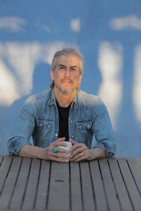 Zelebriert 30 Jahre Giant Sand auf Platte und live: Howe Gelb