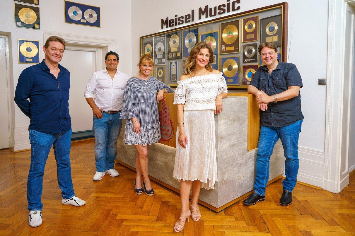 Legen los: Stefanie Schanzleh (2. von rechts) und Partner