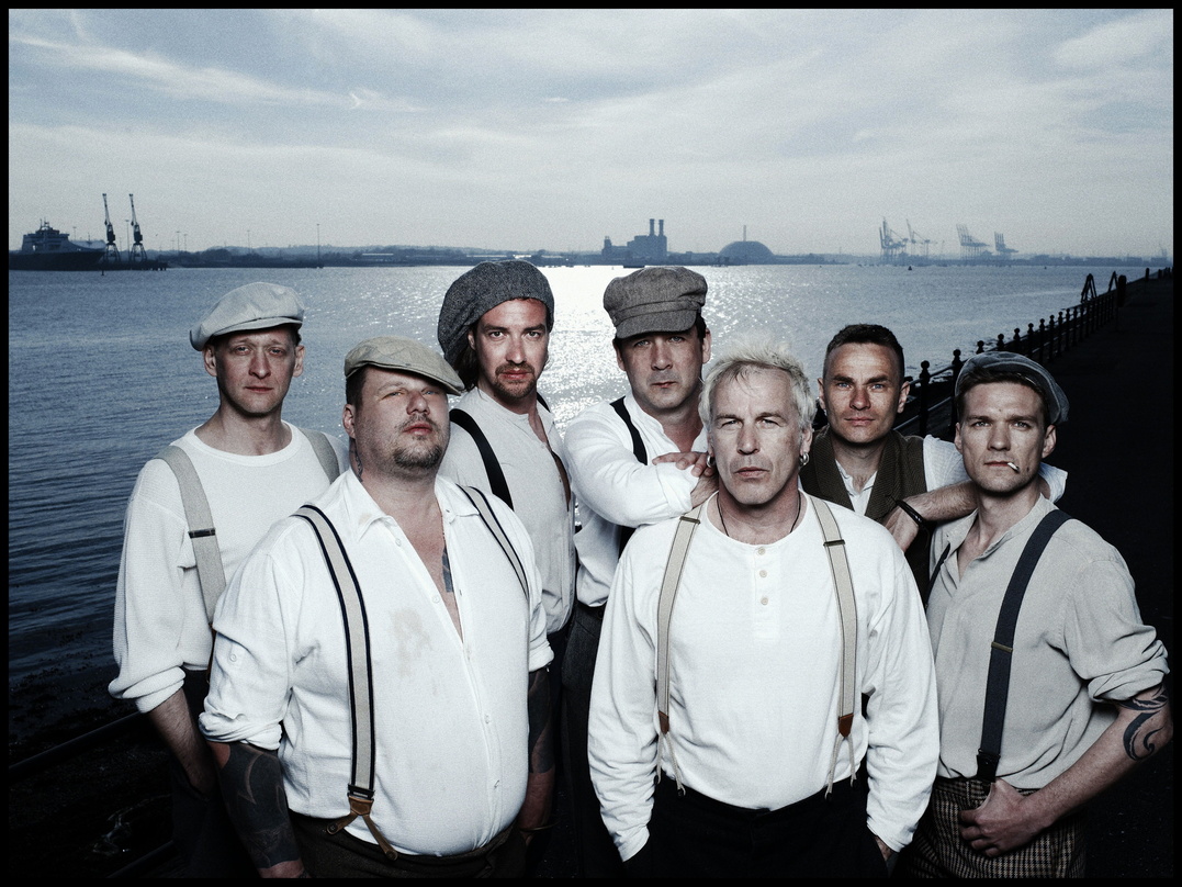 die sieben Mitglieder der Band In Extremo
