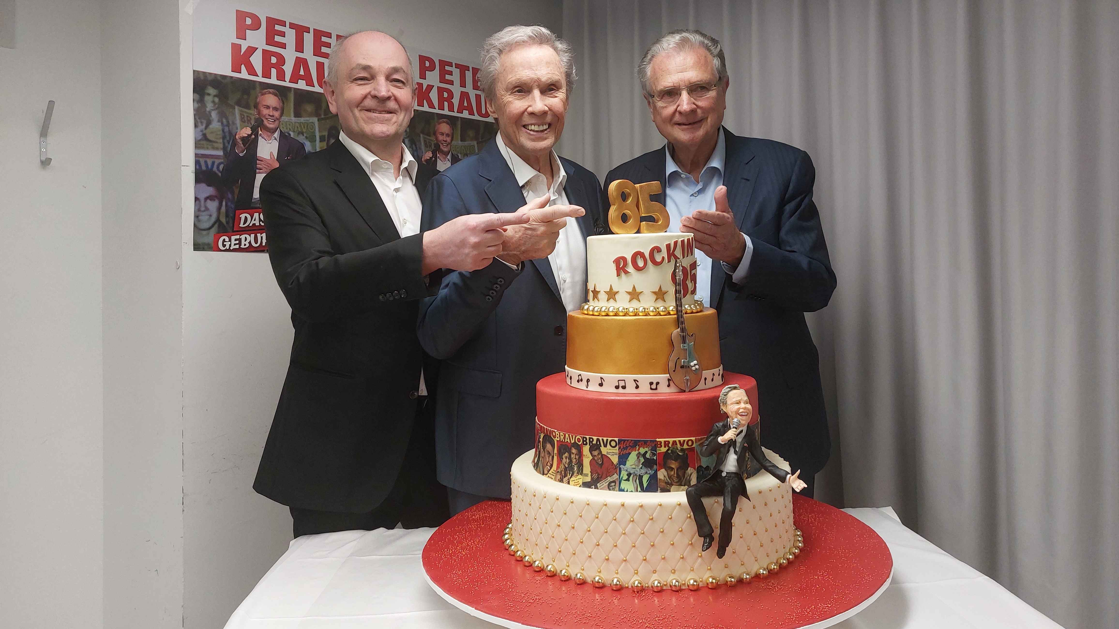 Stießen backstage auf den 85. Geburtstag an (von links): Dieter Semmelmann (Geschäftsführer Semmel Concerts), Peter Kraus und Herbert Fechter (Fechter Management).